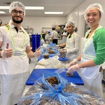 Étudiants d'été 2024 du bureau de Toronto préparant de la nourriture dans le cadre d'une activité de bénévolat à la Banque alimentaire Daily Bread.